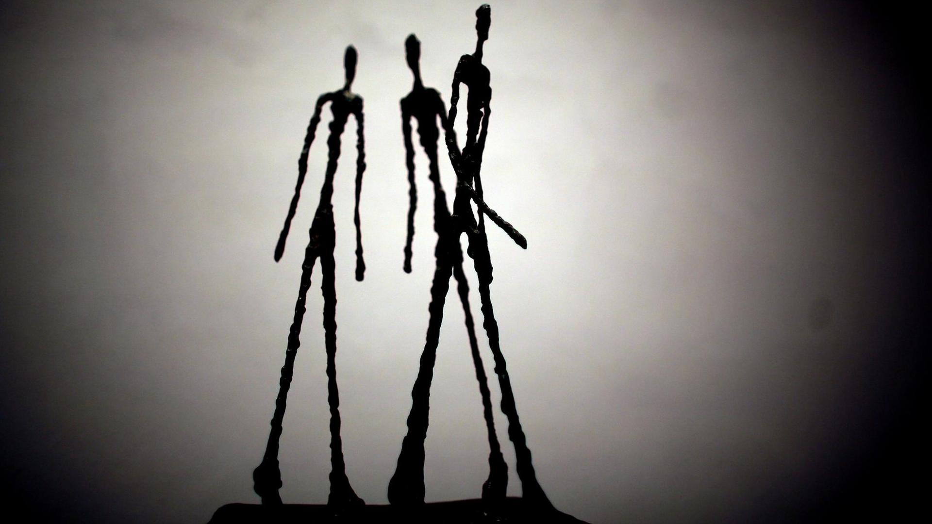 Die Skulptur "Drei schreitende Männer" von Alberto Giacometti (aufgenommen am 23.10.2015 im Picassomuseum in Münster.) Die Skulptur "Drei schreitende Männer" von Alberto Giacometti (aufgenommen am 23.10.2015 im Picassomuseum in Münster.)