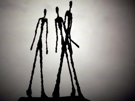 Die Skulptur " Drei schreitende Männer" von Alberto Giacometti. Die Fondation Beyeler zeigt Giacometti und Francis Bacon in einer Gegenüberstellung.