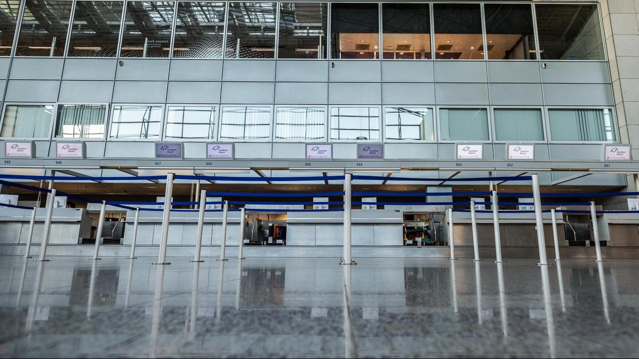 Leere Check-in Schalter der Fluggesellschaft Ryanair im Terminal 2 des Flughafen Frankfurt. Leere Check-in Schalter der Fluggesellschaft Ryanair im Terminal 2 des Flughafen Frankfurt.