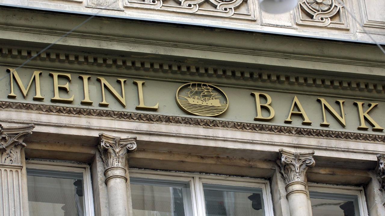 Logo der Meinl Bank in Wien, Österreich. Logo der Meinl Bank in Wien, Österreich.