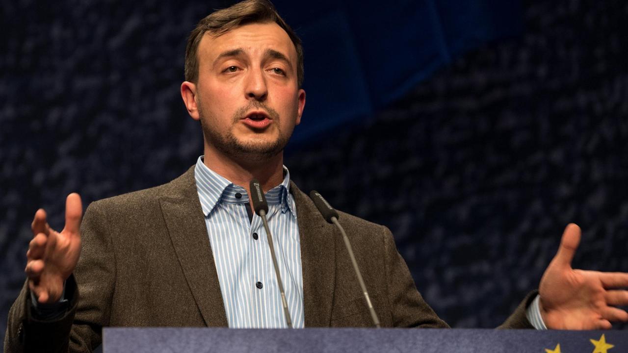 Ziemiak steht mit ausgebreiteten Armen hinter einem Rednerpult mit der Aufschrift "#DLT17" und spricht in zwei Mikrofone. Der Hintergrund ist dunkel. Ziemiak steht mit ausgebreiteten Armen hinter einem Rednerpult mit der Aufschrift "#DLT17" und spricht in zwei Mikrofone. Der Hintergrund ist dunkel.