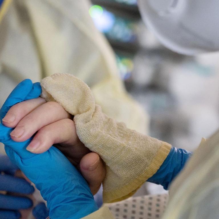 Zwei Pflegerinnen der Intensivstation für Covid19-Patienten des Klinikum Stuttgart waschen am 11.11.2020 einen Patienten, der im künstlichen Koma liegt und beatmet wird. 