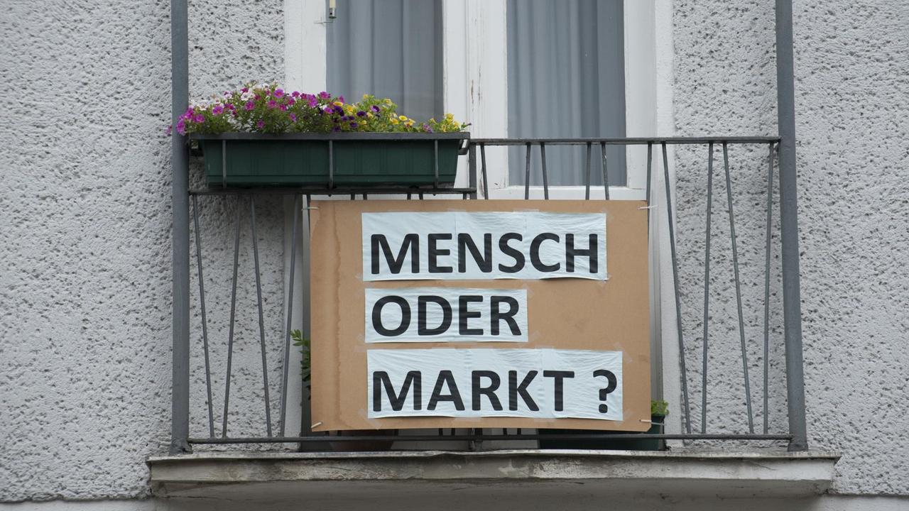 Plakat an einem Berliner Haus: "Markt oder Mensch?" Plakat an einem Berliner Haus: "Markt oder Mensch?"