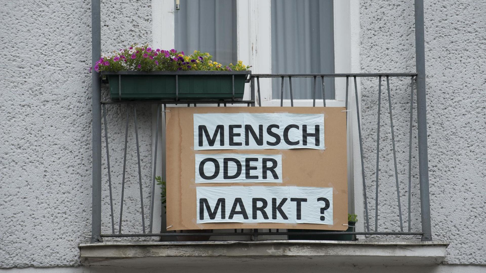 Plakat an einem Berliner Haus: "Markt oder Mensch?" Plakat an einem Berliner Haus: "Markt oder Mensch?"