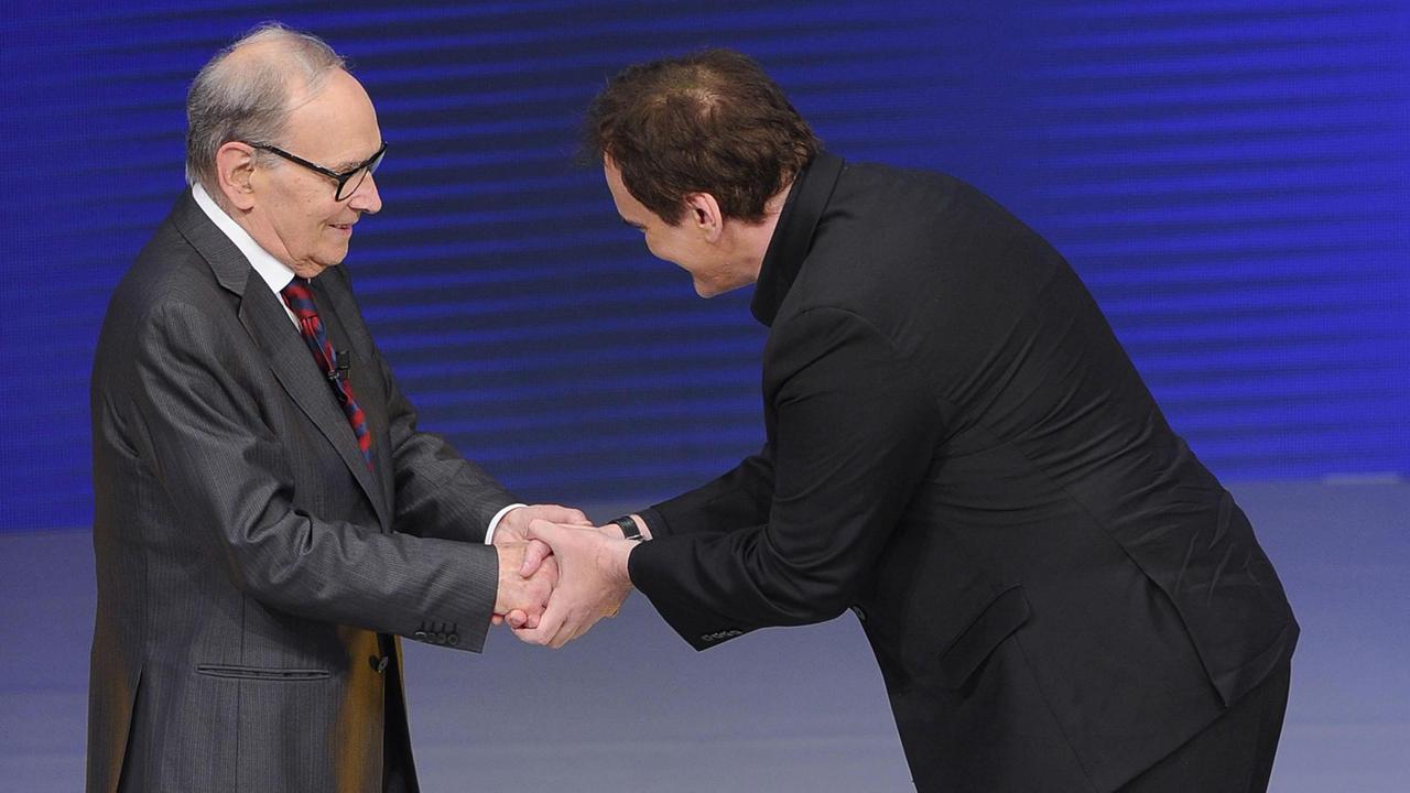 Gegenseitige Respektbezeugung: Filmkomponist Ennio Morricone und Regisseur Quentin Tarantino schütteln sich die Hände beim "David di Donatello-"Filmpreis in Rom. Gegenseitige Respektbezeugung: Filmkomponist Ennio Morricone und Regisseur Quentin Tarantino schütteln sich die Hände beim "David di Donatello-"Filmpreis in Rom.