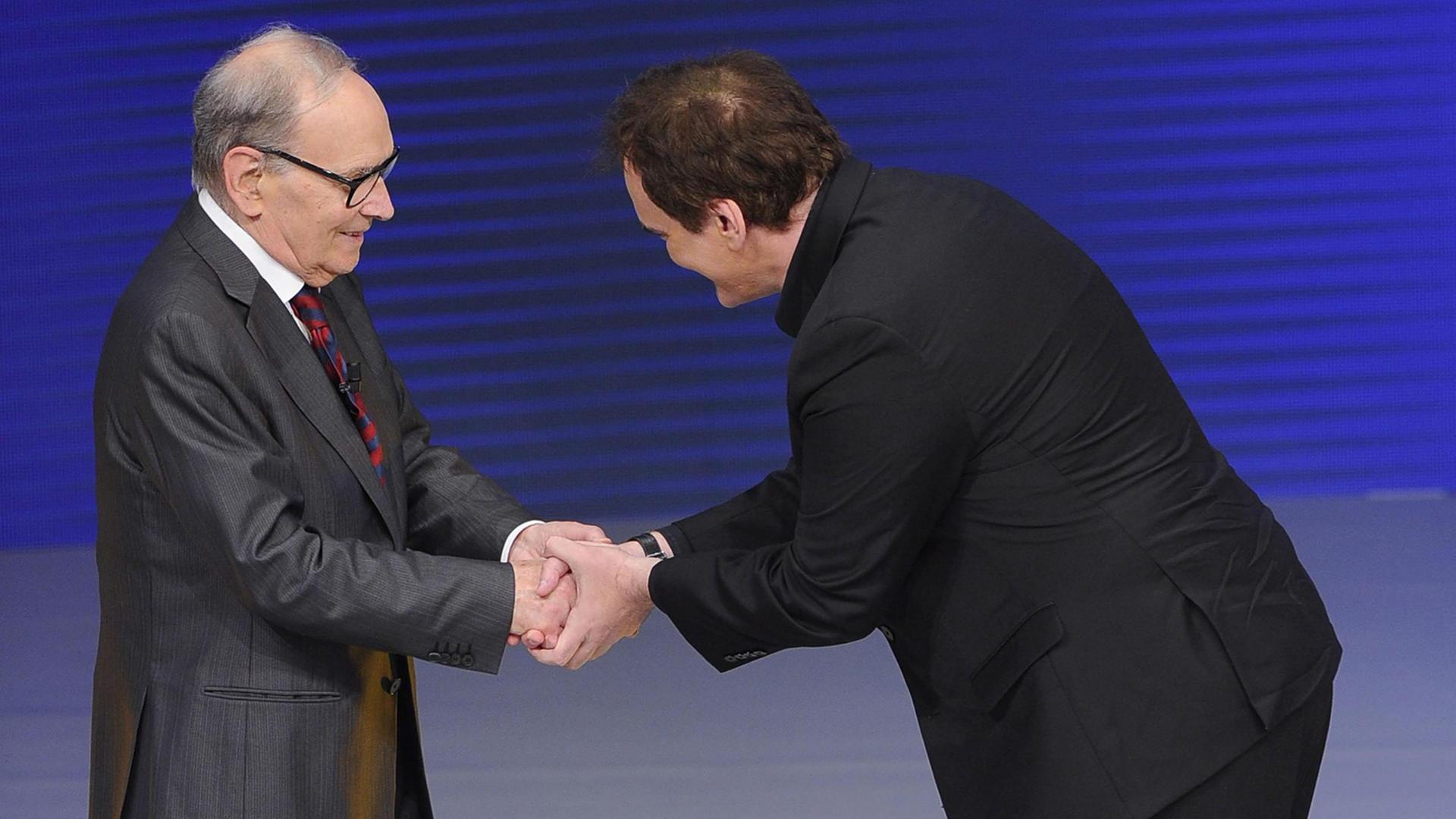Gegenseitige Respektbezeugung: Filmkomponist Ennio Morricone und Regisseur Quentin Tarantino schütteln sich die Hände beim "David di Donatello-"Filmpreis in Rom.