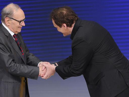 Gegenseitige Respektbezeugung: Filmkomponist Ennio Morricone und Regisseur Quentin Tarantino schütteln sich die Hände beim "David di Donatello-"Filmpreis in Rom.
