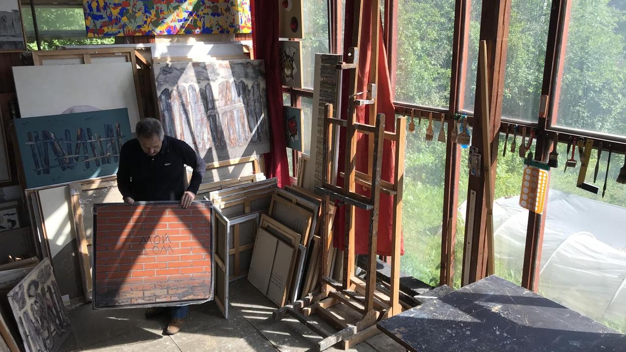 Der Künstler Aleksandr in seiner Datscha, in der er wohnt und arbeitet Der Künstler Aleksandr in seiner Datscha, in der er wohnt und arbeitet