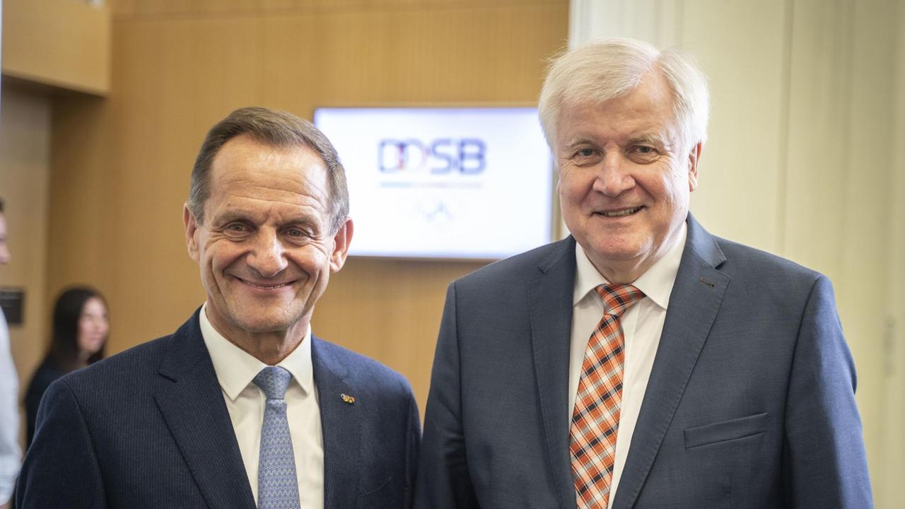Alfons Hörmann, Präsident des des Deutschen Olympischen Sportbundes (rechts) und Bundesinnenminister Horst Seehofer (CSU, rechts), stehen am Rande der DOSB-Mitgliederversammlung beisammen.