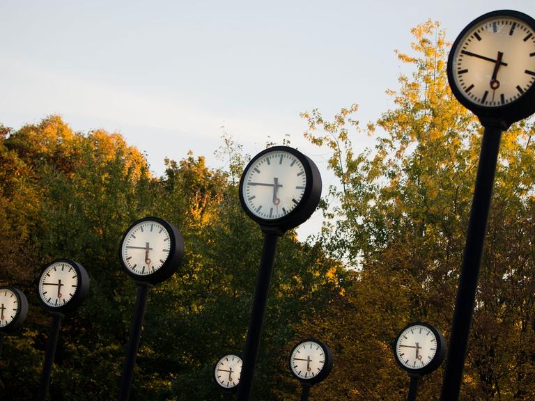 Eine Uhreninstallation am Nordeingang des Volksgartens in Düsseldorf, aufgenommen am 24.10.2013