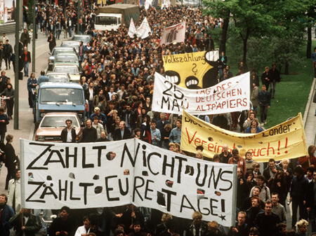 Demonstranten mit Transparenten in der Berliner Innenstadt protestieren gegen die geplante Volkszählung im Mai 1987 Demonstranten mit Transparenten in der Berliner Innenstadt protestieren gegen die geplante Volkszählung im Mai 1987