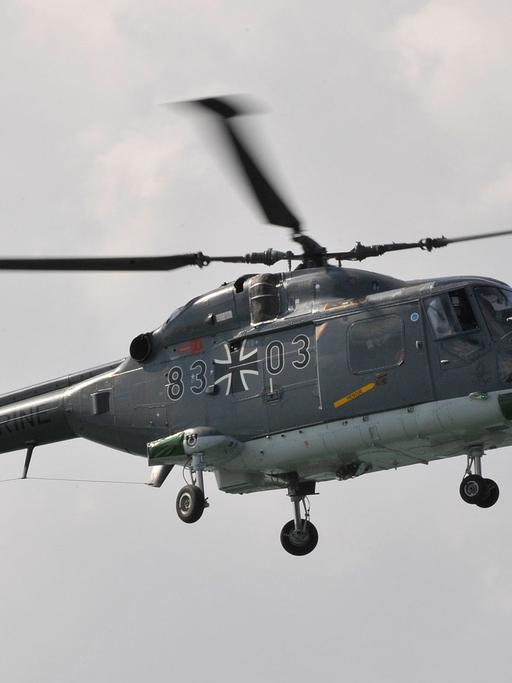 Ein Hubschrauber vom Typ Sea Lynx MK 88A fliegt am Dienstag (23.12.2008) in Dschibuti im Hafen.