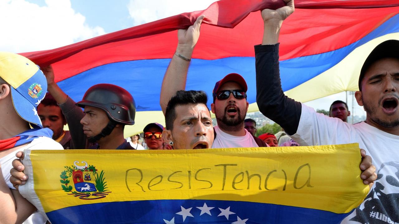 Demonstranten protestieren in Caracas gegen den venezolanischen Präsidenten Maduro.