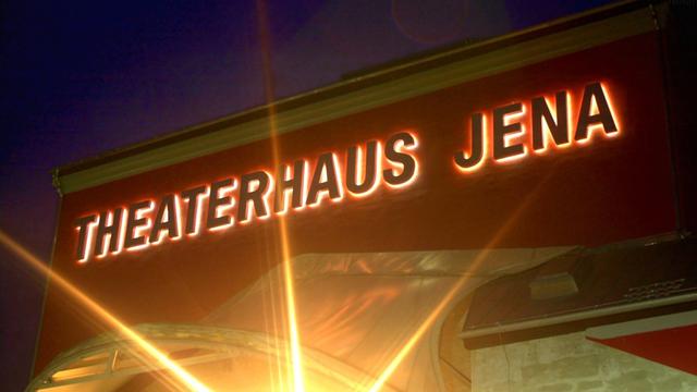 Nächtlich angestrahltes Theaterhaus Jena am 20. März 2001.