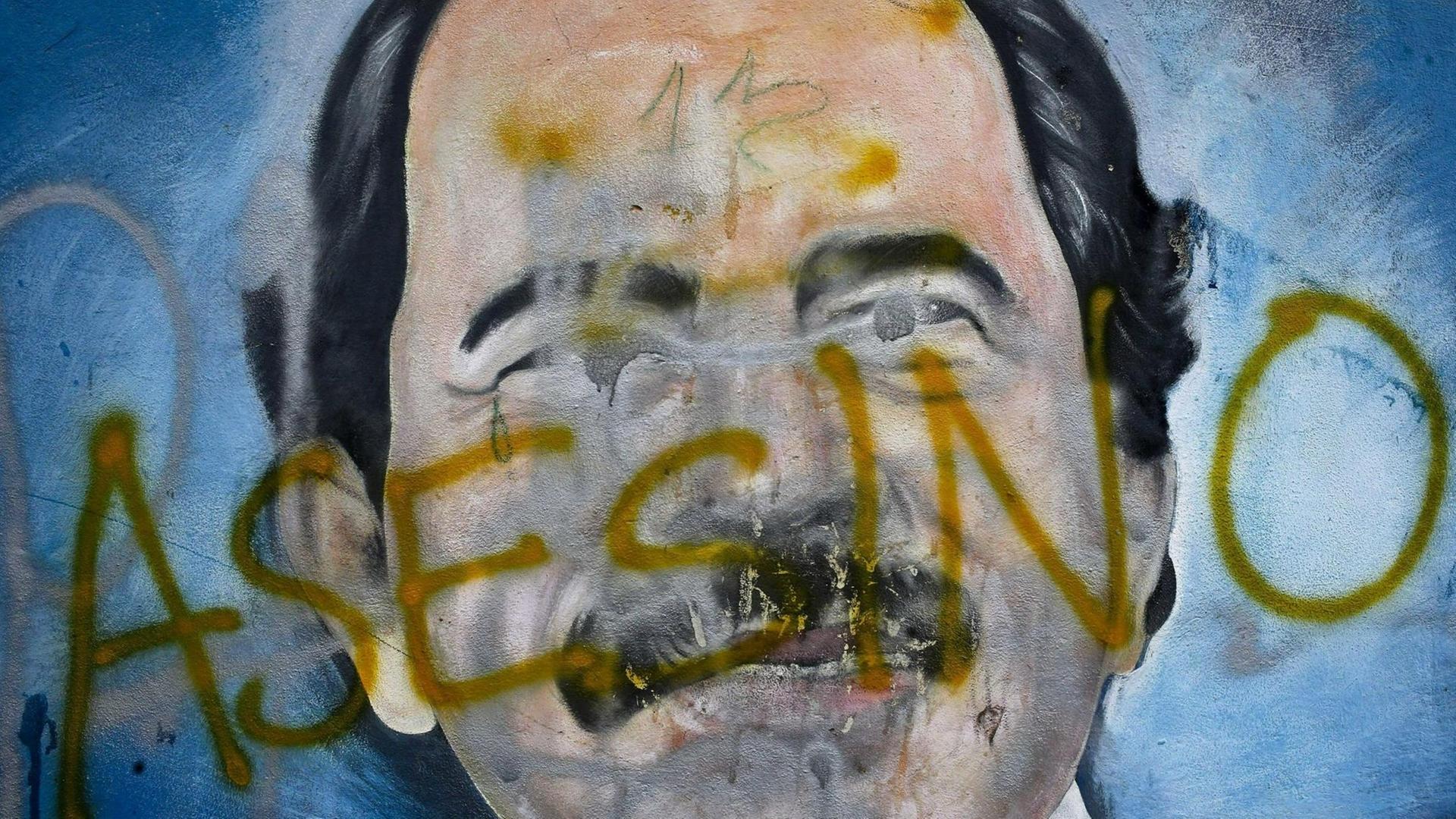 "Asesino", "Mörder", wurde über ein Wandbild von Nicaraguas Präsident Daniel Ortega gesprüht. "Asesino", "Mörder", wurde über ein Wandbild von Nicaraguas Präsident Daniel Ortega gesprüht.