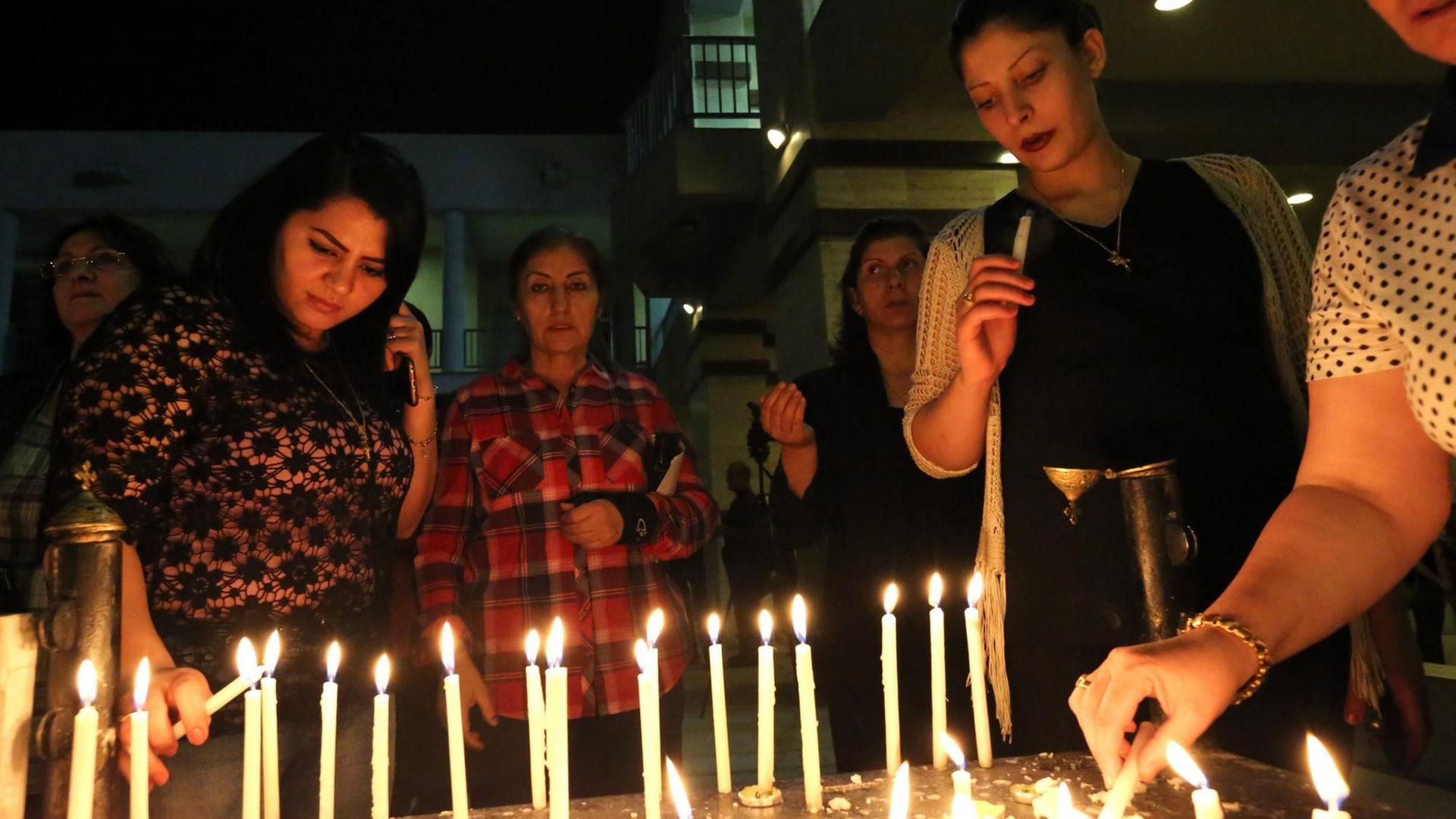 Christinnen in Ankawa, die für die Befreiuung ihrer Heimatstadt Mossul beten Christinnen in Ankawa, die für die Befreiuung ihrer Heimatstadt Mossul beten