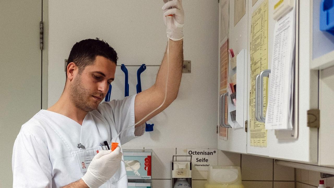 Der albanische Krankenpfleger Samed Qoshja bereitet in der Neurochirurgie der Charité am Campus Benjamin Franklin eine Infusion vor. Der albanische Krankenpfleger Samed Qoshja bereitet in der Neurochirurgie der Charité am Campus Benjamin Franklin eine Infusion vor.