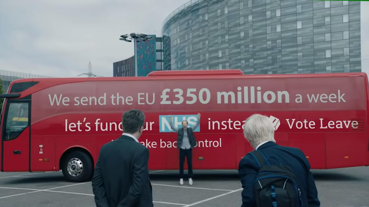 Benedict Cumberbatch vor einem roten Bus, mit unter anderem Boris Johnson.