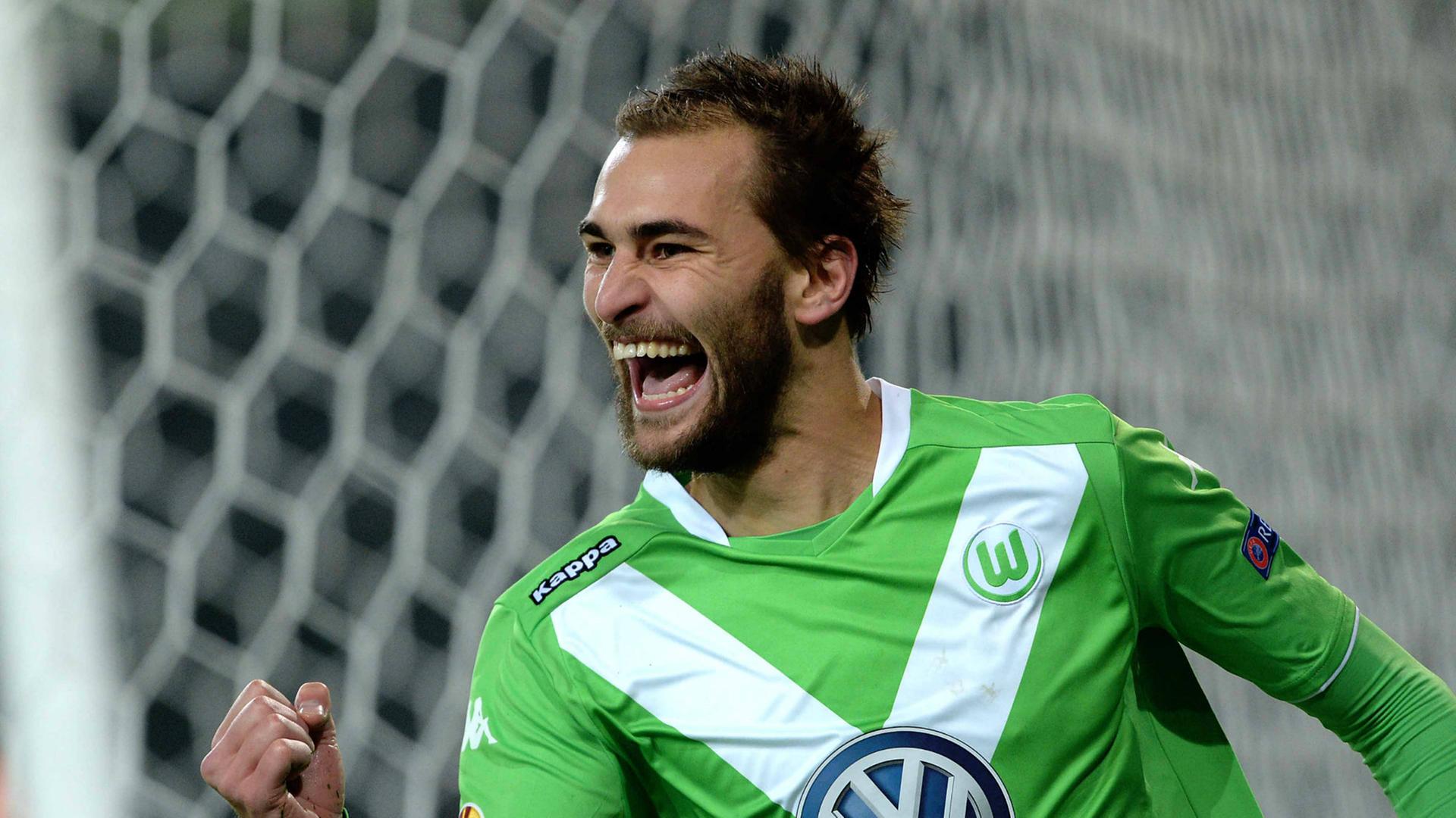 Fußball Europa League - 1/16-Finale, Hinspiele: VfL Wolfsburg - Sporting Lissabon am 19.02.2015 in der Volkswagen-Arena in Wolfsburg (Niedersachsen). Wolfsburgs Bas Dost bejubelt seinen Treffer zum 2:0 gegen Sporting Lissabon. Fußball Europa League - 1/16-Finale, Hinspiele: VfL Wolfsburg - Sporting Lissabon am 19.02.2015 in der Volkswagen-Arena in Wolfsburg (Niedersachsen). Wolfsburgs Bas Dost bejubelt seinen Treffer zum 2:0 gegen Sporting Lissabon.