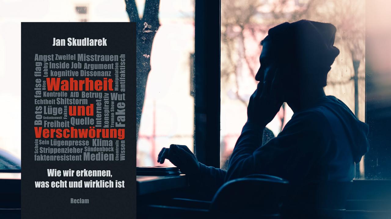 Cover von Jan Skudlareks Buch "Wahrheit und Verschwörung". Im Hintergrund ist die Sillhouette eines Mannes zu sehen, der nachdenklich in einem Café sitzt. 