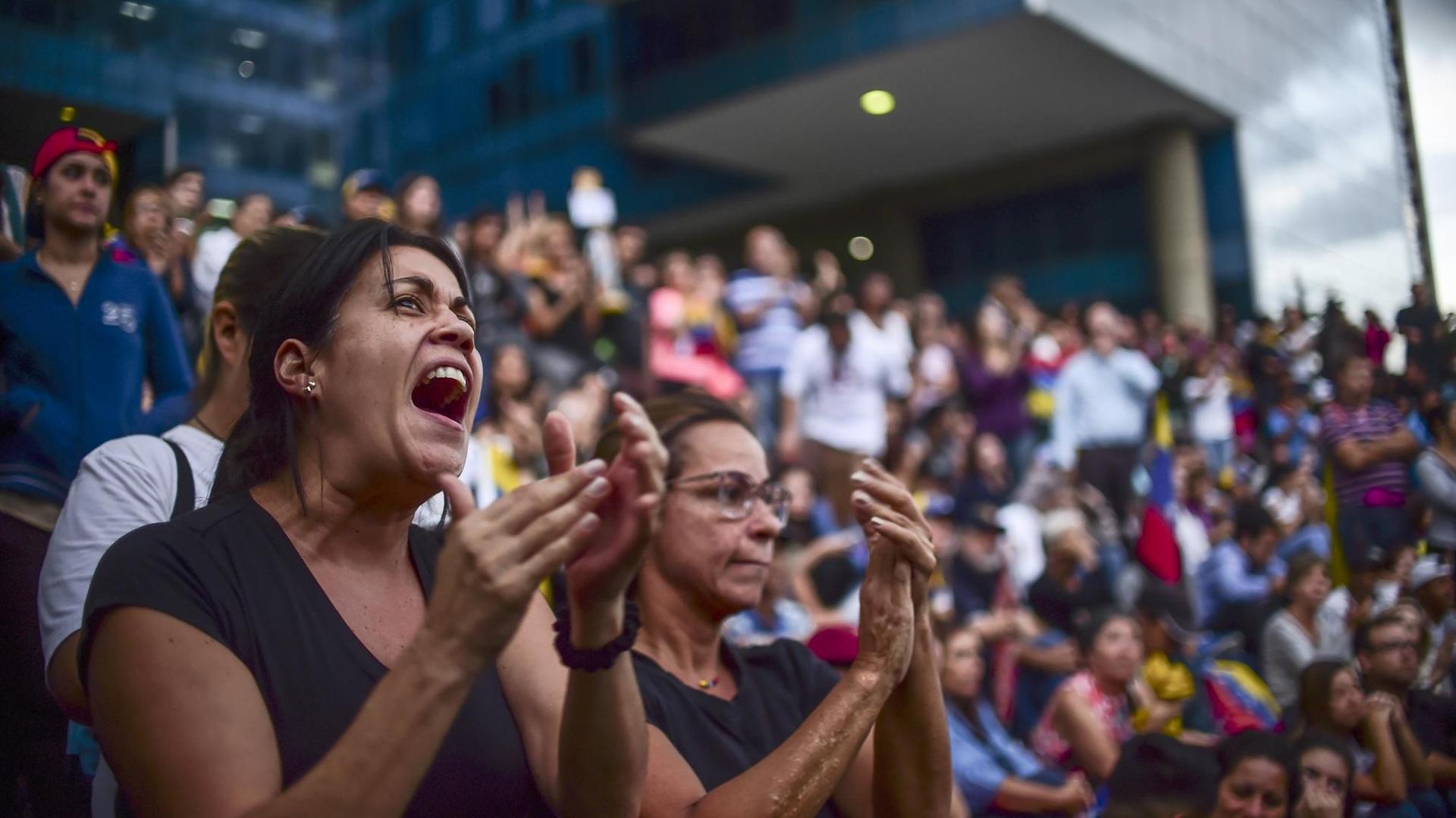 Menschen in Venezuela demonstrieren gegen den Präsidenten Nicolas Maduro.