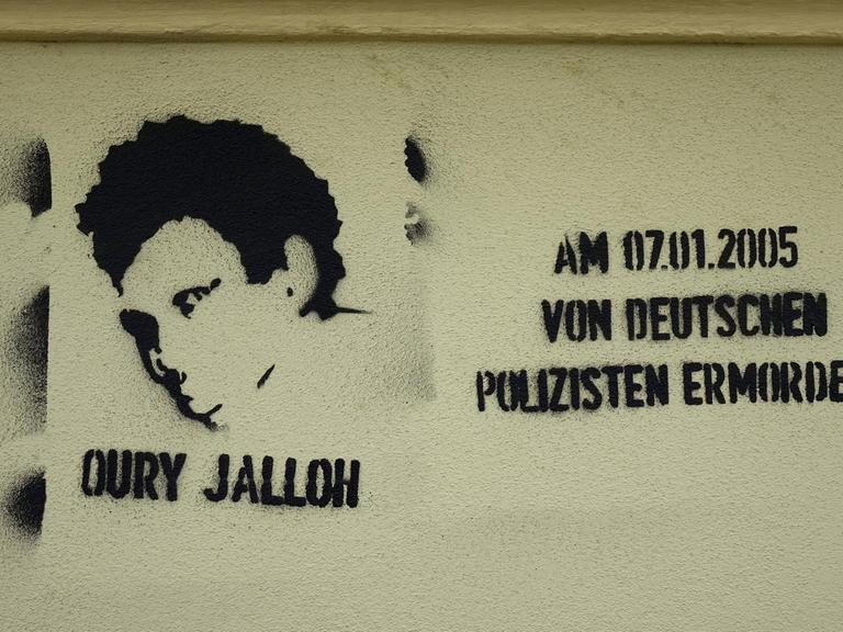 Ein Graffiti wurde an eine Hauswand gesprüht. Da steht:Oury Jalloh, von deutschen Polizisten ermordet.