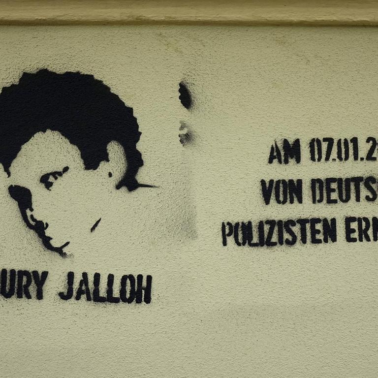 Ein Graffiti wurde an eine Hauswand gesprüht. Da steht:Oury Jalloh, von deutschen Polizisten ermordet.
