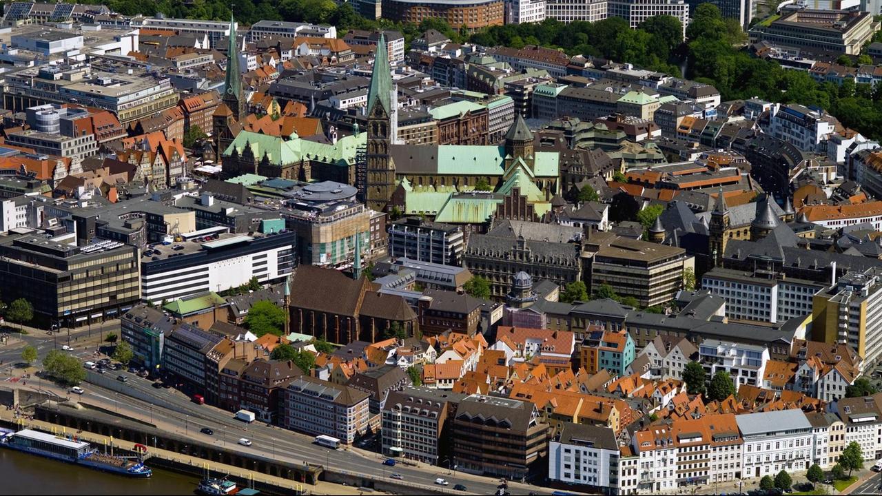 Die Bremer Altstadt mit dem Schnoorviertel aus der Vogelperspektive. Das Schnoorviertel betsteht aus lauter kleinen Gebäuden.

