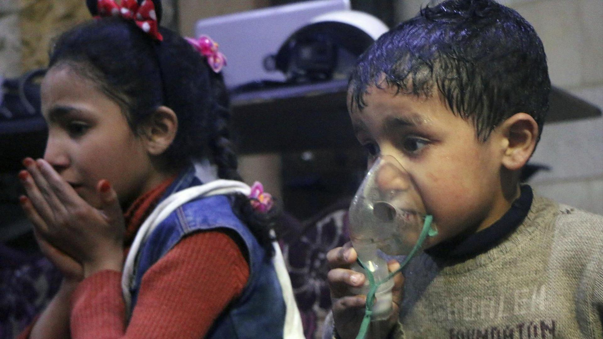 Das Bild, das von den Helfern der Weißhelme aus Syrien stammt, zeigt einen Jungen und ein Mädchen, der Junge hält ein Beatmungsgerät. Das Bild, das von den Helfern der Weißhelme aus Syrien stammt, zeigt einen Jungen und ein Mädchen, der Junge hält ein Beatmungsgerät.