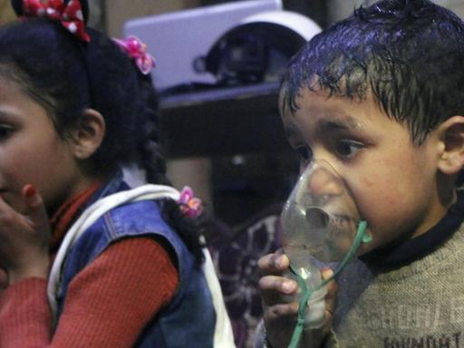 Das Bild, das von den Helfern der Weißhelme aus Syrien stammt, zeigt einen Jungen und ein Mädchen, der Junge hält ein Beatmungsgerät.