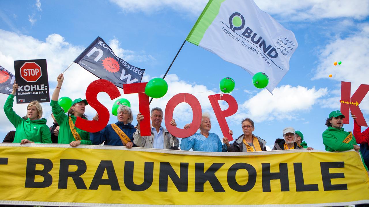 Grenzüberschreitend demonstrieren Menschen zwischen dem deutschen Kerkwitz und dem polnischen Grabice gegen Braunkohle. Grenzüberschreitend demonstrieren Menschen zwischen dem deutschen Kerkwitz und dem polnischen Grabice gegen Braunkohle.