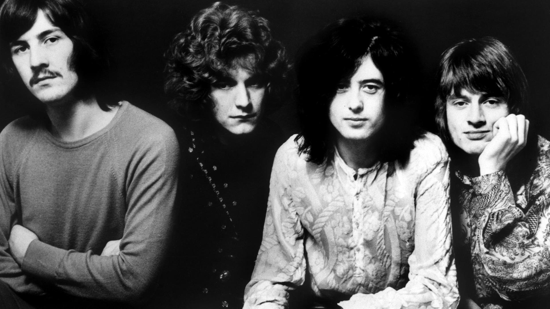 Ein Schwarz-Weiß-Foto zeigt John Bonham, Robert Plant, Jimi Plant und John Paul Jones von der Band Led Zeppelin Ein Schwarz-Weiß-Foto zeigt John Bonham, Robert Plant, Jimi Plant und John Paul Jones von der Band Led Zeppelin