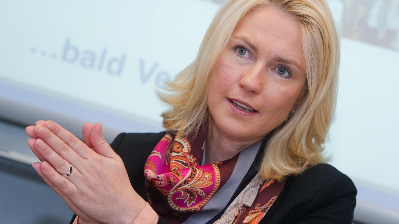 Die Bundesministerin für Familie, Senioren, Frauen und Jugend, Manuela Schwesig (SPD), aufgenommen am 17.11.2016 auf einer Pressekonferenz zur Demenz-Versorgung in Greifswald (Mecklenburg-Vorpommmern). Die Bundesministerin für Familie, Senioren, Frauen und Jugend, Manuela Schwesig (SPD), aufgenommen am 17.11.2016 auf einer Pressekonferenz zur Demenz-Versorgung in Greifswald (Mecklenburg-Vorpommmern).