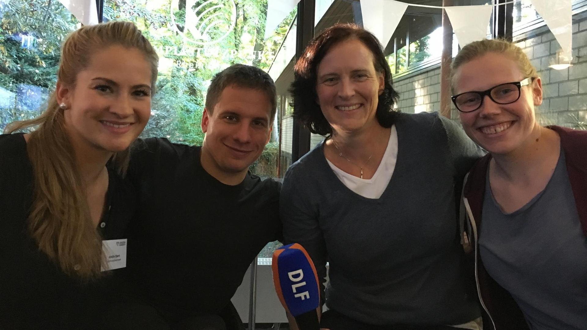 Synchronschwimmerin Amelie Ebert, Rollstuhlsprinter Marc Schuh, Kanutin Silke Kassner und Radrennfahrerin Mieke Kröger vor einem Fenster im Gruppenfoto. Synchronschwimmerin Amelie Ebert, Rollstuhlsprinter Marc Schuh, Kanutin Silke Kassner und Radrennfahrerin Mieke Kröger vor einem Fenster im Gruppenfoto.