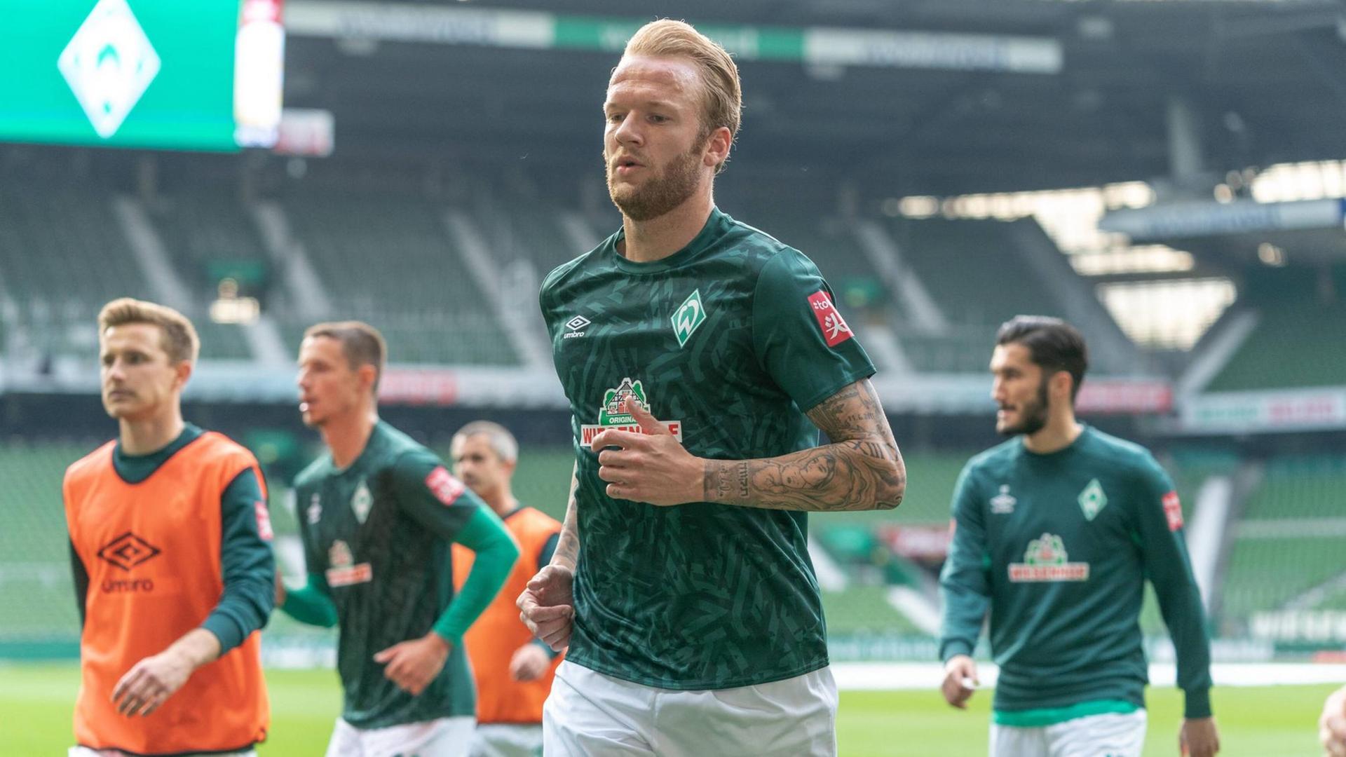 Spieler des SV Werder Bremen vor der Partie gegen Bayer Leverkusen am 18. Mai. Spieler des SV Werder Bremen vor der Partie gegen Bayer Leverkusen am 18. Mai.