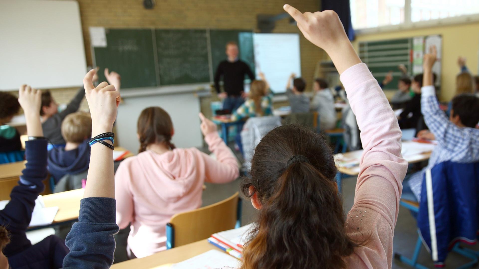 Schüler der Klasse 7c der Heinrich-Hertz-Stadtteilschule in Hamburg nehmen am 24.03.2014 am Unterricht im Fach Mathematik teil.