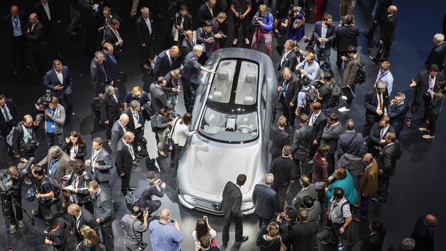 Die Digitalisierung hat bei Daimler laut Vorstandschef Dieter Zetsche das Innovationstempo stark erhöht - das IAA-Konzeptauto ist in zehn statt zwanzig Monaten entwickelt worden.