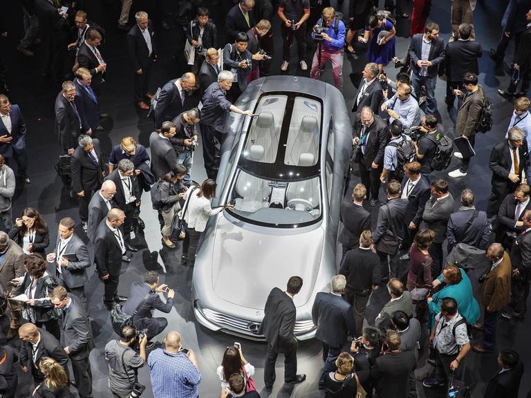 Die Digitalisierung hat bei Daimler laut Vorstandschef Dieter Zetsche das Innovationstempo stark erhöht - das IAA-Konzeptauto ist in zehn statt zwanzig Monaten entwickelt worden.