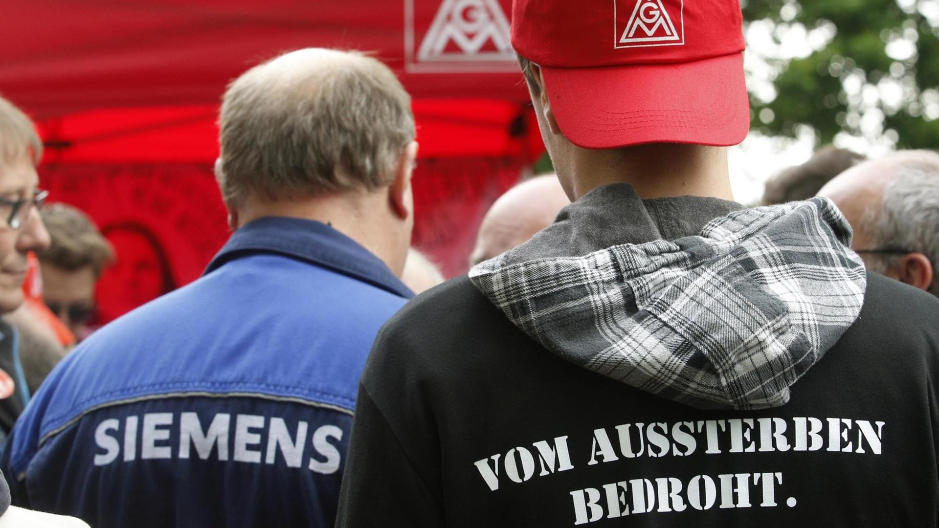 Mitarbeiter von Siemens protestieren in Duisburg bei der Kundgebung der IG Metall mit dem Motto: "Wir kämpfen wie die Löwen". Der Protest richtet sich gegen den geplanten Stellenabbau bei Siemens. Mitarbeiter von Siemens protestieren in Duisburg bei der Kundgebung der IG Metall mit dem Motto: "Wir kämpfen wie die Löwen". Der Protest richtet sich gegen den geplanten Stellenabbau bei Siemens.