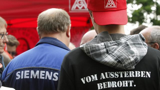 Mitarbeiter von Siemens protestieren in Duisburg bei der Kundgebung der IG Metall mit dem Motto: "Wir kämpfen wie die Löwen". Der Protest richtet sich gegen den geplanten Stellenabbau bei Siemens.