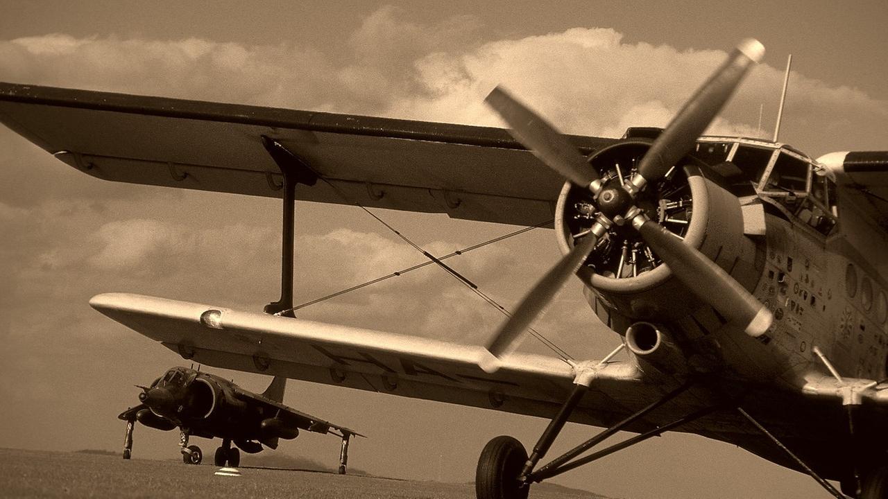 Historisches Doppeldecker-Flugzeug - Flugtag in Wershoven Historisches Doppeldecker-Flugzeug - Flugtag in Wershoven