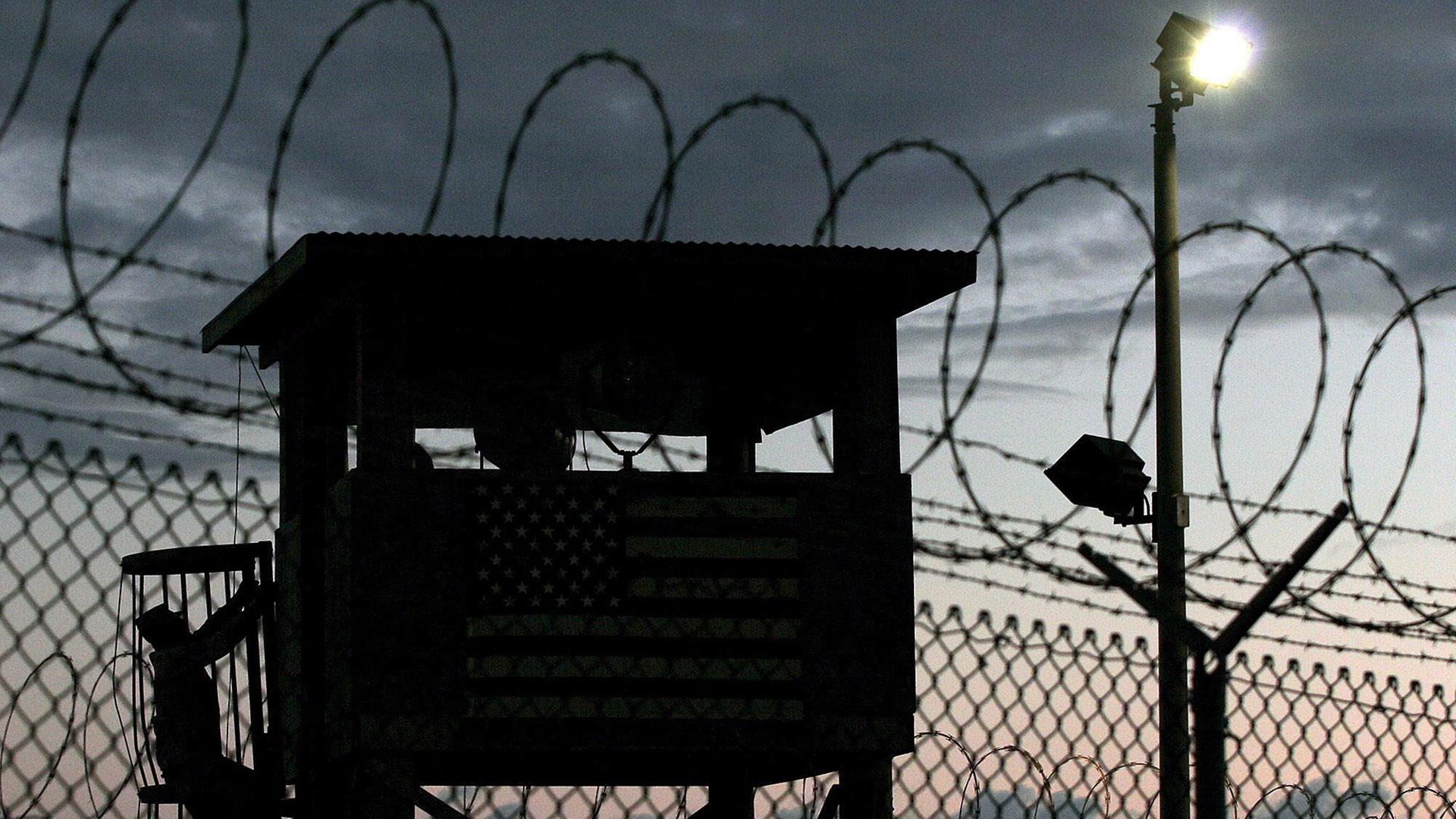 Ein Wachturm vor dem Stacheldraht des US-Strafgefangenenlagers Guantanamo Ein Wachturm vor dem Stacheldraht des US-Strafgefangenenlagers Guantanamo