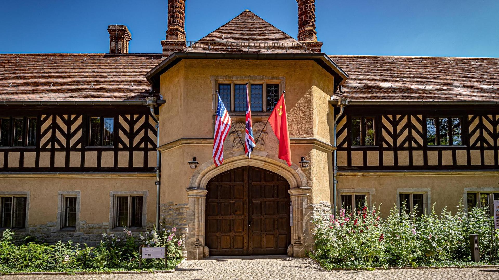 Schloss Cecilienhof. Über dem Eingang die Fahnen der Teilnehmerstaaten an der Potsdamer Konferenz in der Landeshauptstadt Potsdam, Juni 2020. Schloss Cecilienhof. Über dem Eingang die Fahnen der Teilnehmerstaaten an der Potsdamer Konferenz in der Landeshauptstadt Potsdam, Juni 2020.