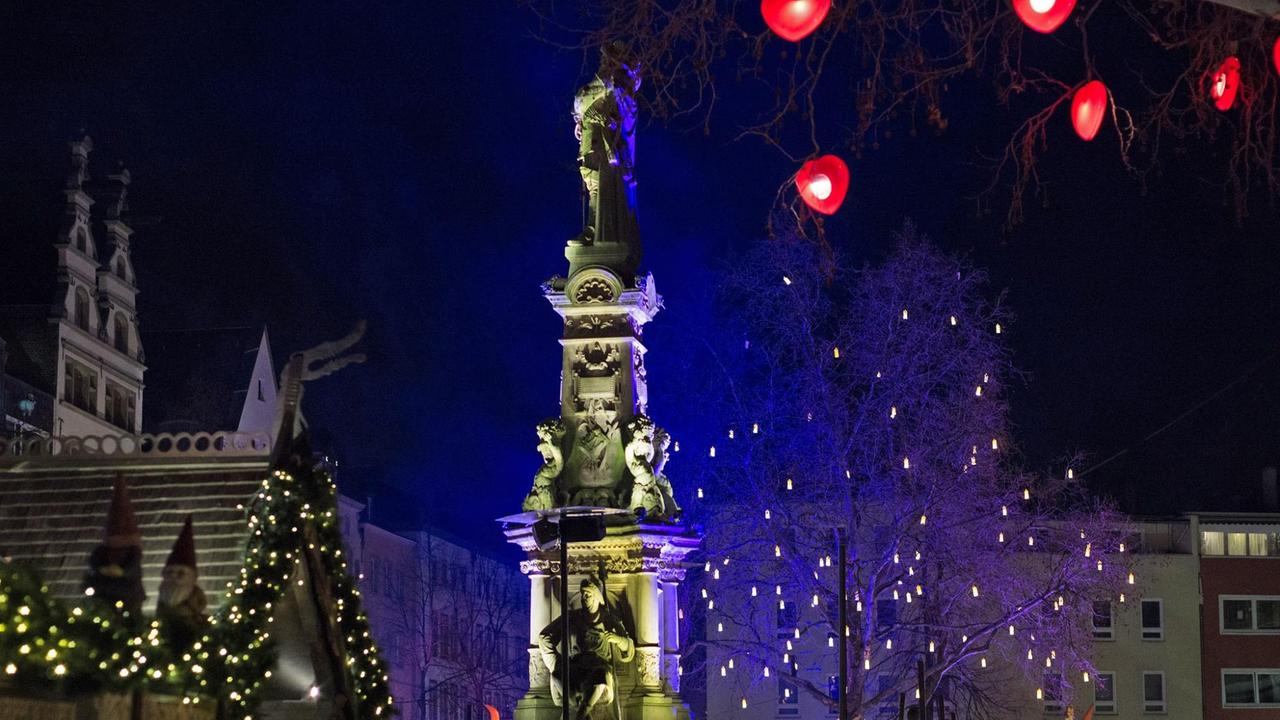 Weihnachtsmarkt auf dem Alter Markt in Köln Weihnachtsmarkt auf dem Alter Markt in Köln