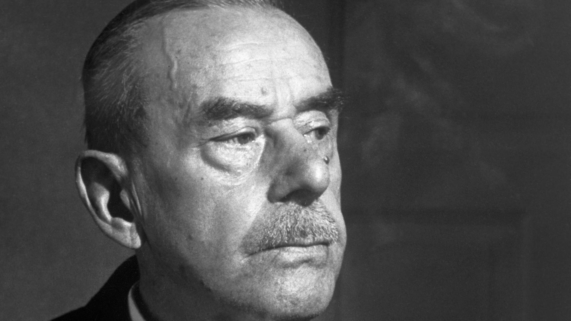 Der deutsche Schriftsteller und Literatur-Nobelpreisträger Thomas Mann, schwarz-weiß-Aufnahme, Portrait, zur rechten Seite guckend Der deutsche Schriftsteller und Literatur-Nobelpreisträger Thomas Mann, schwarz-weiß-Aufnahme, Portrait, zur rechten Seite guckend