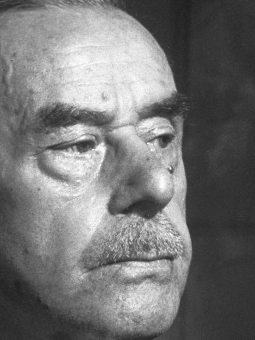 Der deutsche Schriftsteller und Literatur-Nobelpreisträger Thomas Mann, schwarz-weiß-Aufnahme, Portrait, zur rechten Seite guckend