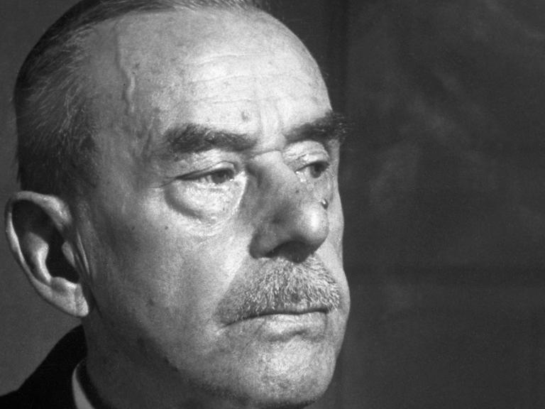 Der deutsche Schriftsteller und Literatur-Nobelpreisträger Thomas Mann, schwarz-weiß-Aufnahme, Portrait, zur rechten Seite guckend