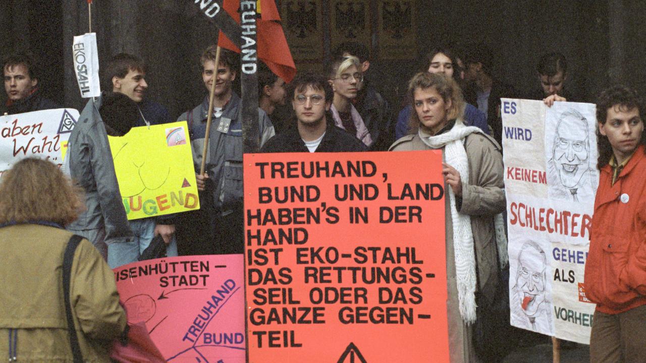 Rund 150 Stahlarbeiter aus Eisenhüttenstadt haben am 08.11.1991 vor der Berliner Treuhandgesellschaft für den Erhalt der Eisenhüttenstädter EKO Stahl AG demonstriert. Rund 150 Stahlarbeiter aus Eisenhüttenstadt haben am 08.11.1991 vor der Berliner Treuhandgesellschaft für den Erhalt der Eisenhüttenstädter EKO Stahl AG demonstriert.
