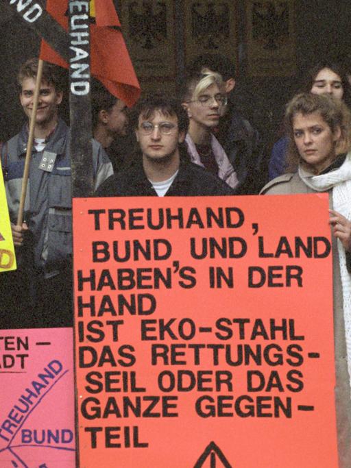 Rund 150 Stahlarbeiter aus Eisenhüttenstadt haben am 08.11.1991 vor der Berliner Treuhandgesellschaft für den Erhalt der Eisenhüttenstädter EKO Stahl AG demonstriert.