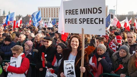 Demonstranten bei Protesten gegen die Regierung in Warschau am 27. Februar 2016.